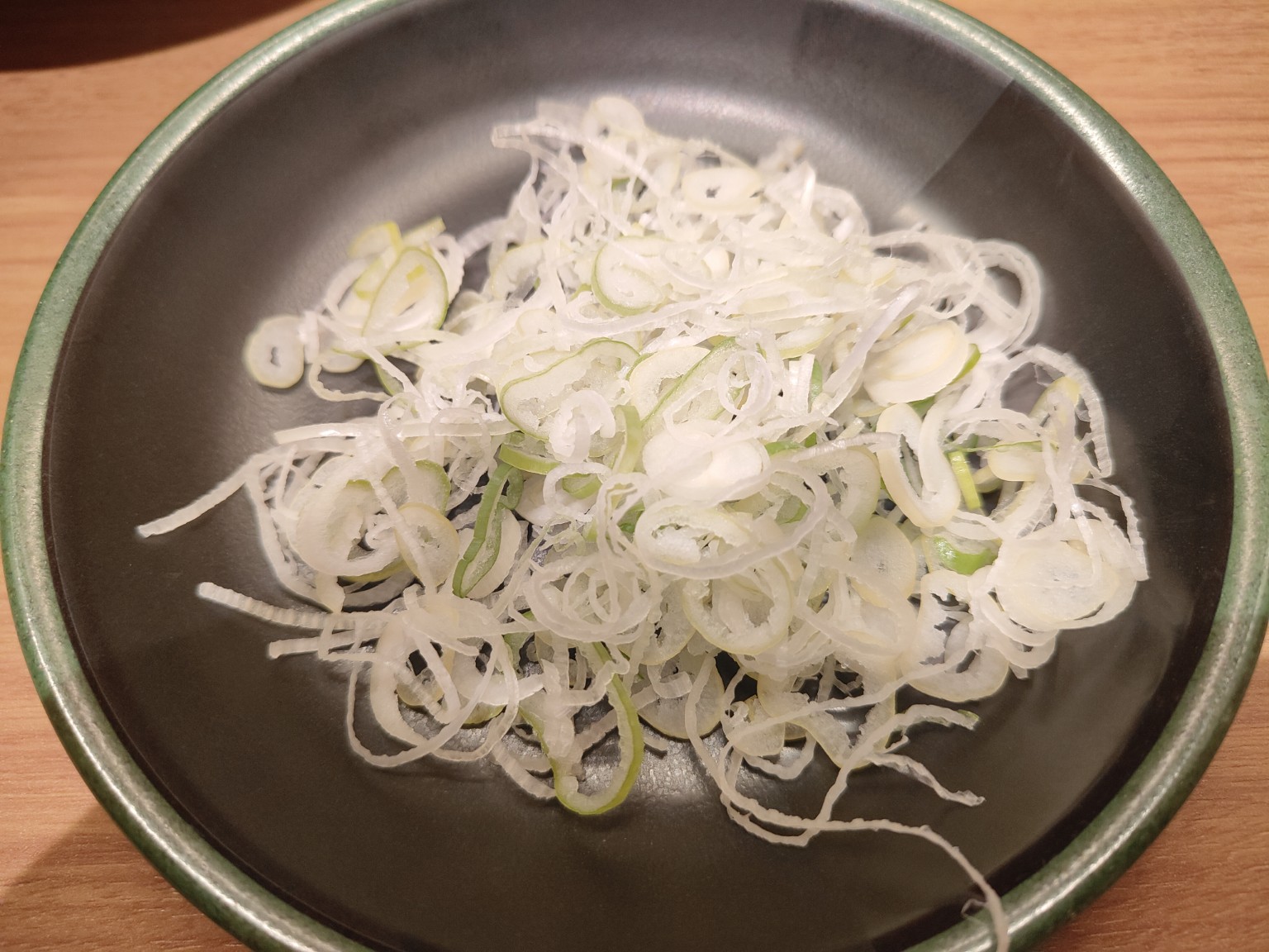 一蘭で追加注文し、別皿で提供された白ねぎ