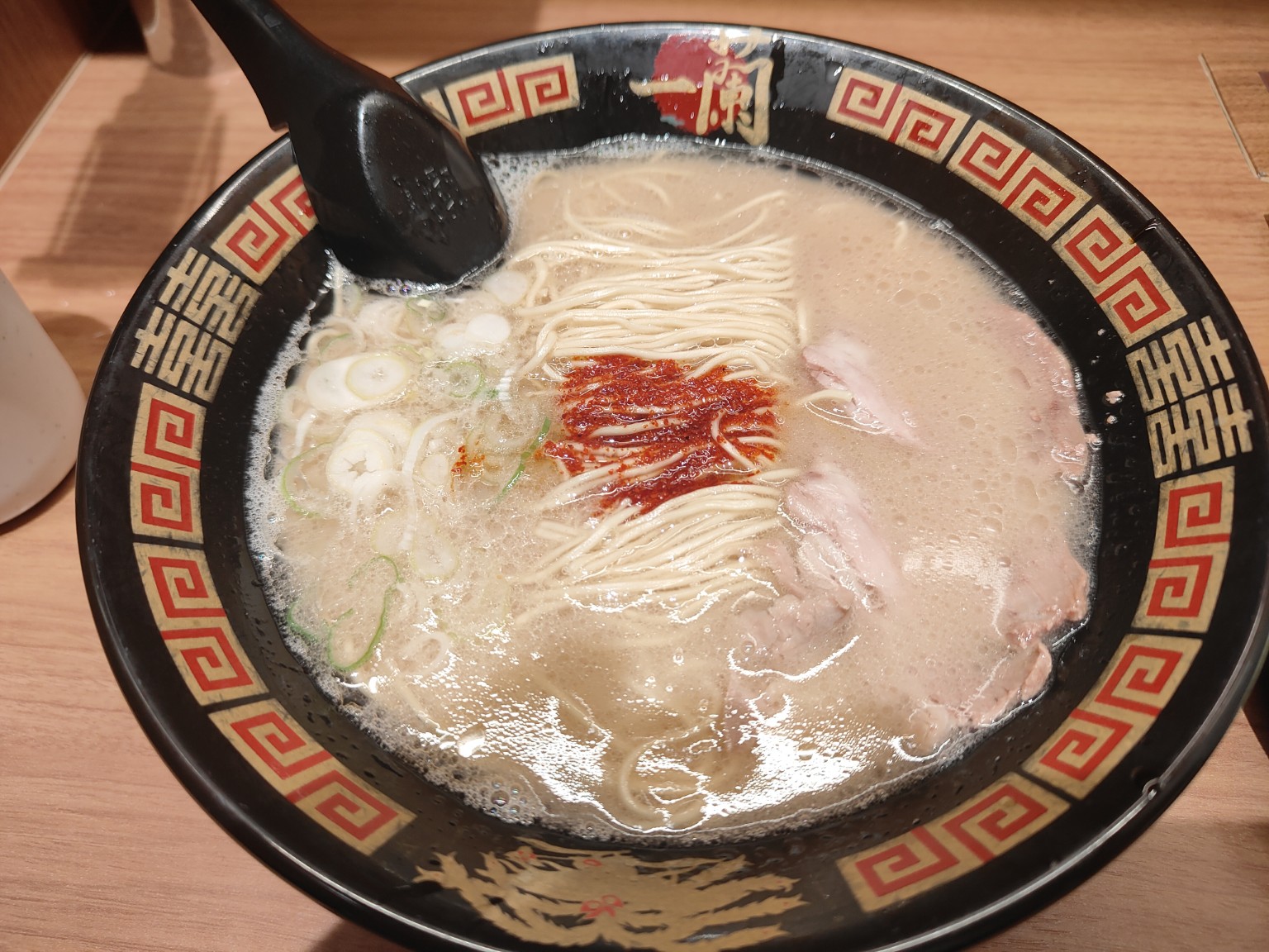 白ねぎ、チャーシュー、赤い秘伝のたれがのった一蘭のラーメン